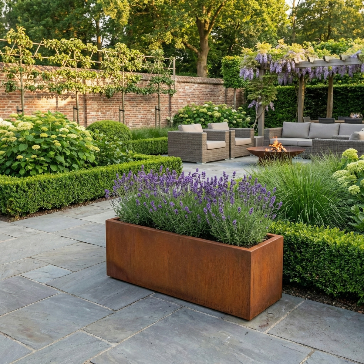 Lage rechthoekige Cortenstalen plantenbak met paarse lavendel op een modern terras met een loungehoek.